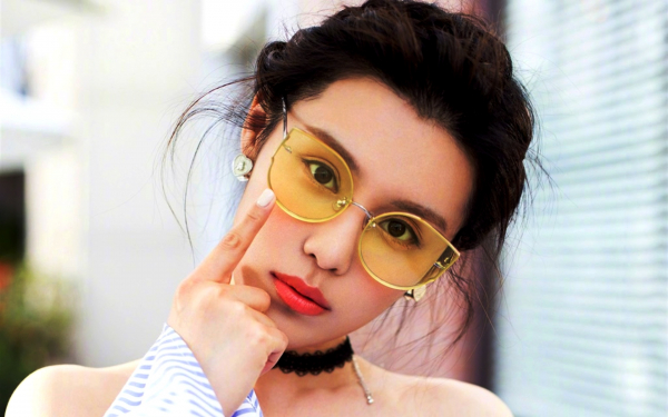 Азиатка в очках