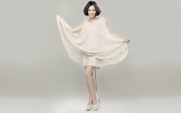 Азиатка в платье