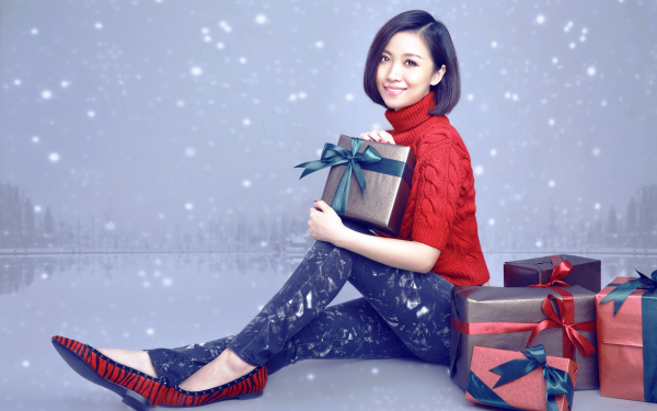 Азиатка с подарками