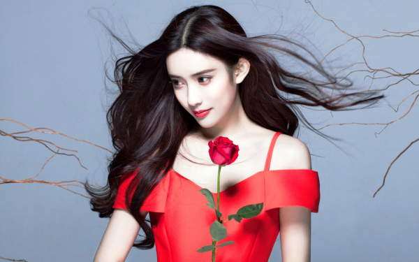 Азиатка с розой