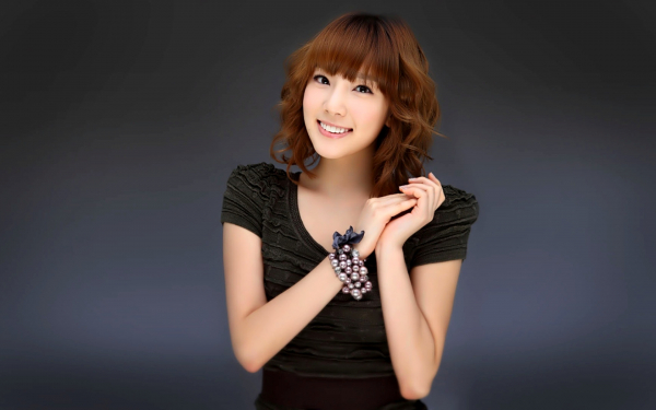 Азиатка с челкой