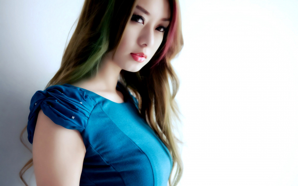 Азиатка в синем платье