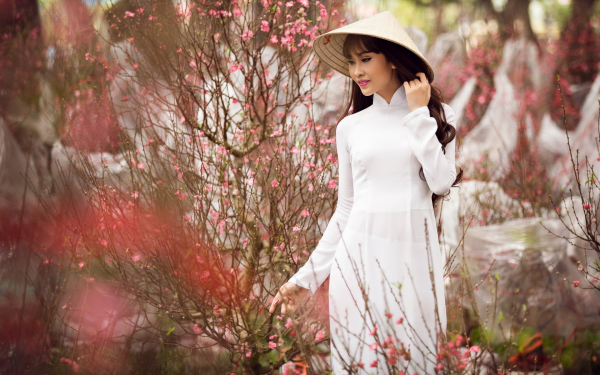 Азиатка в шляпе