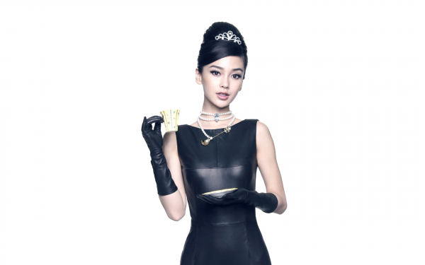 Азиатка с чашкой чая