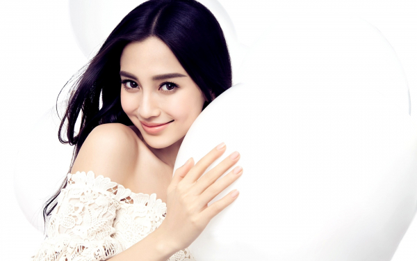 Азиатка с шарами