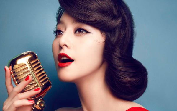 Азиатка с микрофоном