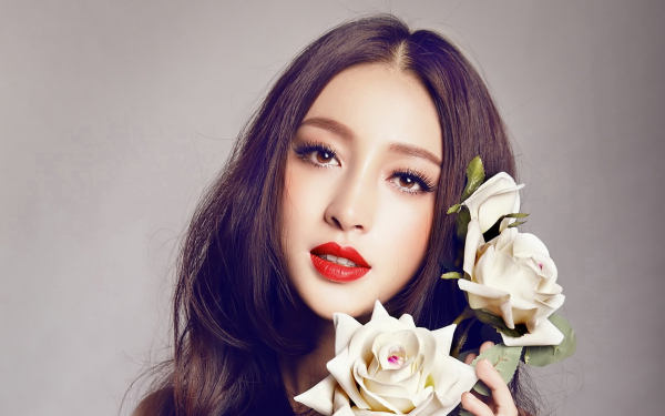 Азиатка с розами