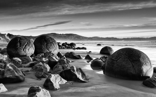 Камни на морском берегу