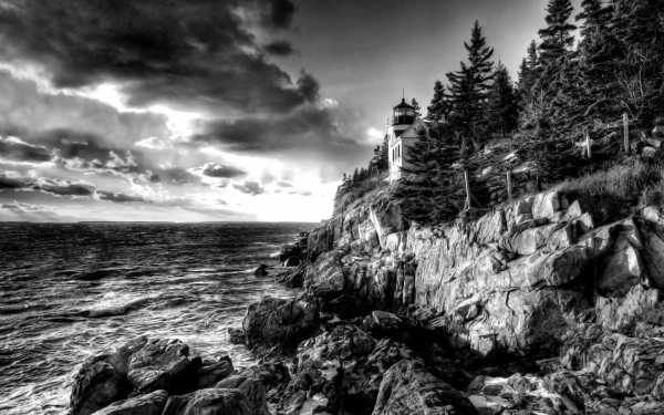 Маяк на скалистом берегу