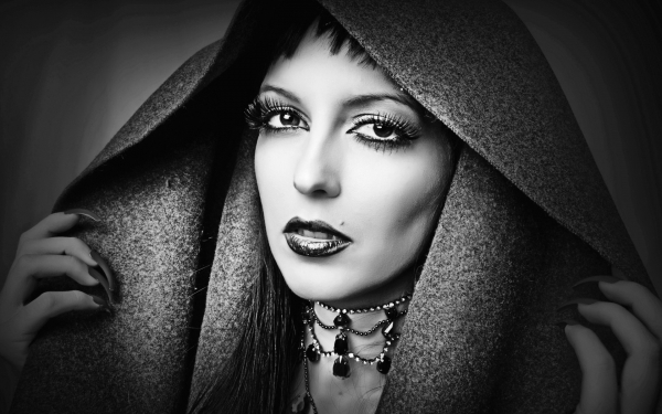 Девушка в капюшоне