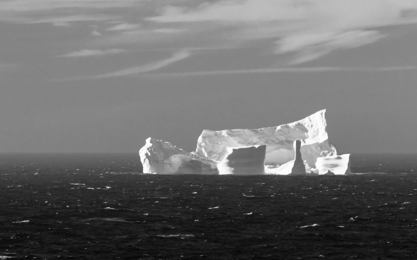 Айсберг в океане