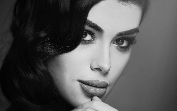 Миловидная брюнетка