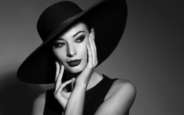 Девушка в шляпе