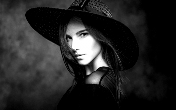 Девушка в черном