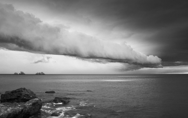 Тучи над морем