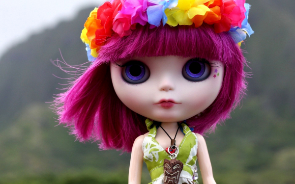 Кукла с фиолетовыми волосами