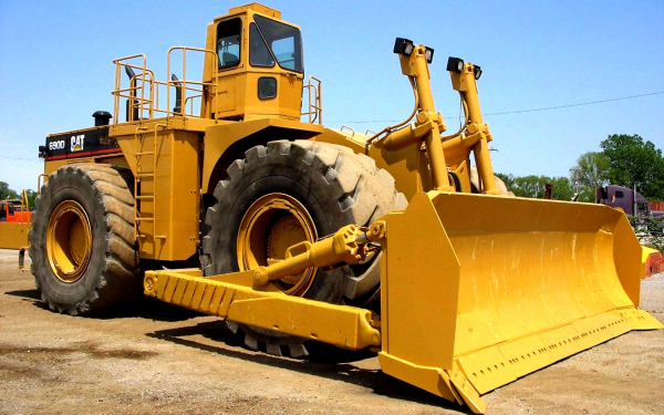 Колесный бульдозер CAT 690D