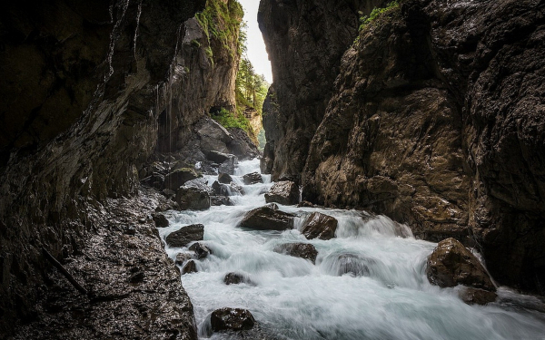 Бурный ручей в каньоне