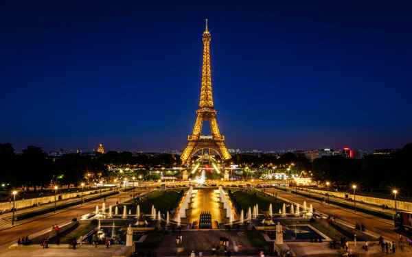 Эйфелева башня в Париже