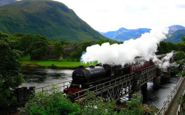 Поезд с паровозом