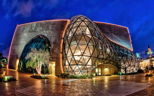 Музей Сальвадора Дали в Сент-Питерсберге, штат Флорида