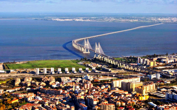 Мост Васко да Гама через реку Тежа в Лиссабоне