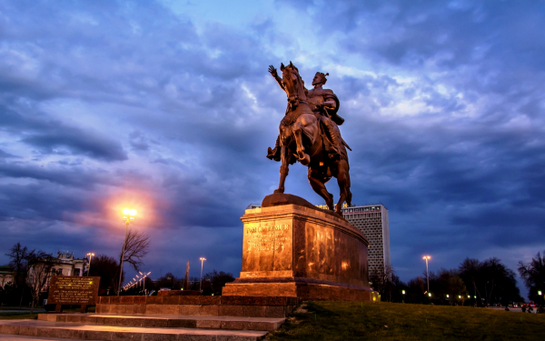 Памятник Тамерлану в Ташкенте