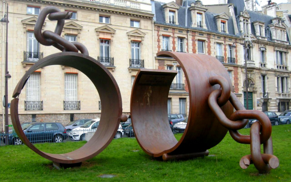 Разбитые оковы в Париже