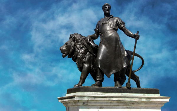 Кузнец и лев в королевском саду в Лондоне