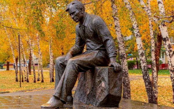 Памятник Василию Шукшину в Барнауле