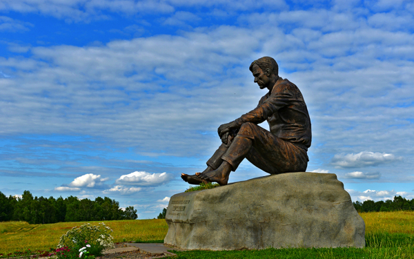 Памятник Шукшину в Сростках