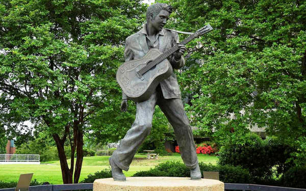 Памятник Элвису Пресли в Мемфисе