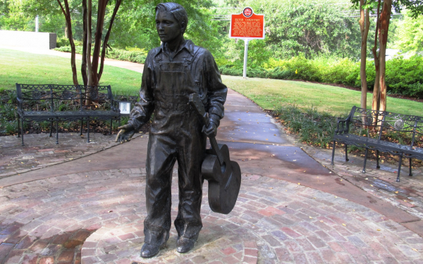 Памятник Элвису Пресли в Тьюпело