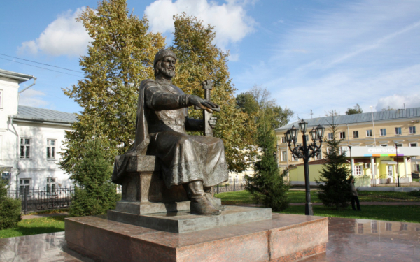Памятник Юрию Долгорукому в Костроме