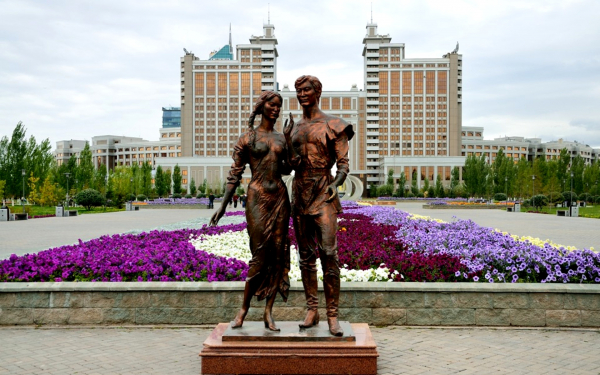 Памятник влюбленным в Нур-Султане