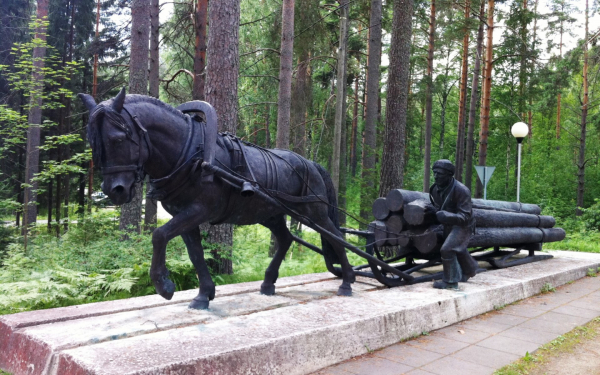 Памятник лесорубу в Финляндии