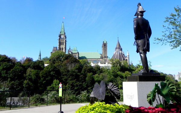 Памятник майору Даниэлю Болтону в парке Мейджорс-Хилл в Оттаве