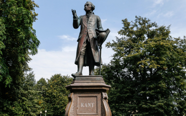 Памятник немецкому философу Иммануилу Канту в Калининграде