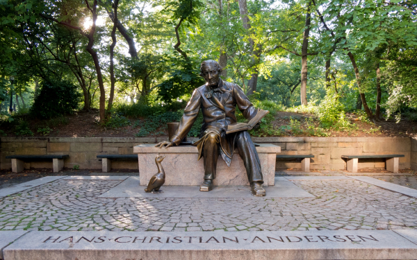 Памятник сказочнику Гансу Христиану Андерсону в Нью-Йорке