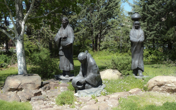 Скульптуры индейских женщин в парке Оттавы