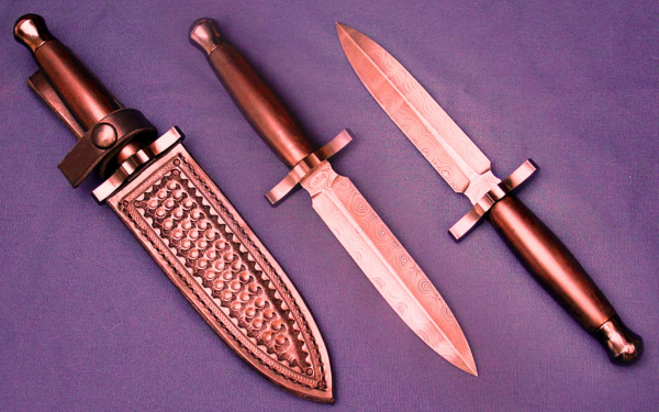 Кинжалы с деревяными рукоятками