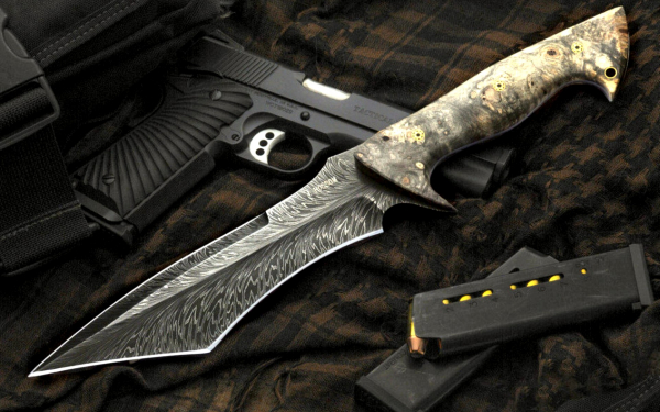 Нож и пистолет