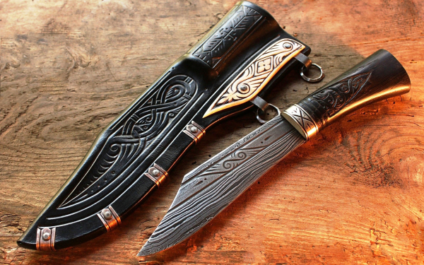 Нож из дамасской стали