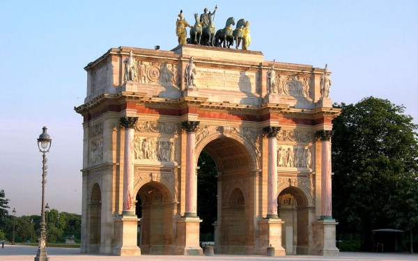 Триумфальная арка на площади Каррузель в Париже