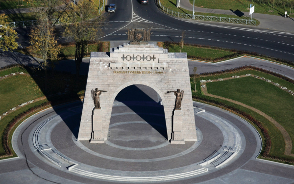 Арка - обелиск  в Смоленске