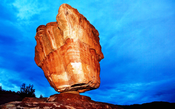 Балансирующий камень в Саду Богов