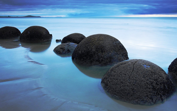 Камни в воде