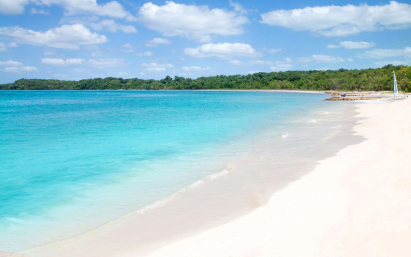 Пляж у лазурного моря