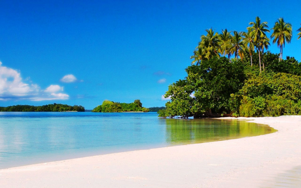 Пляж у голубой лагуны