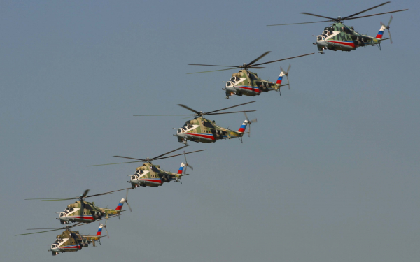 Российская воздушно-пилотажная группа Беркуты на вертолетах Ми -24